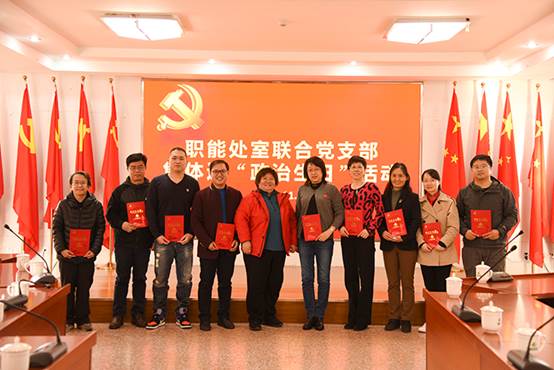 说明: 一群人站在室内合影描述已自动生成